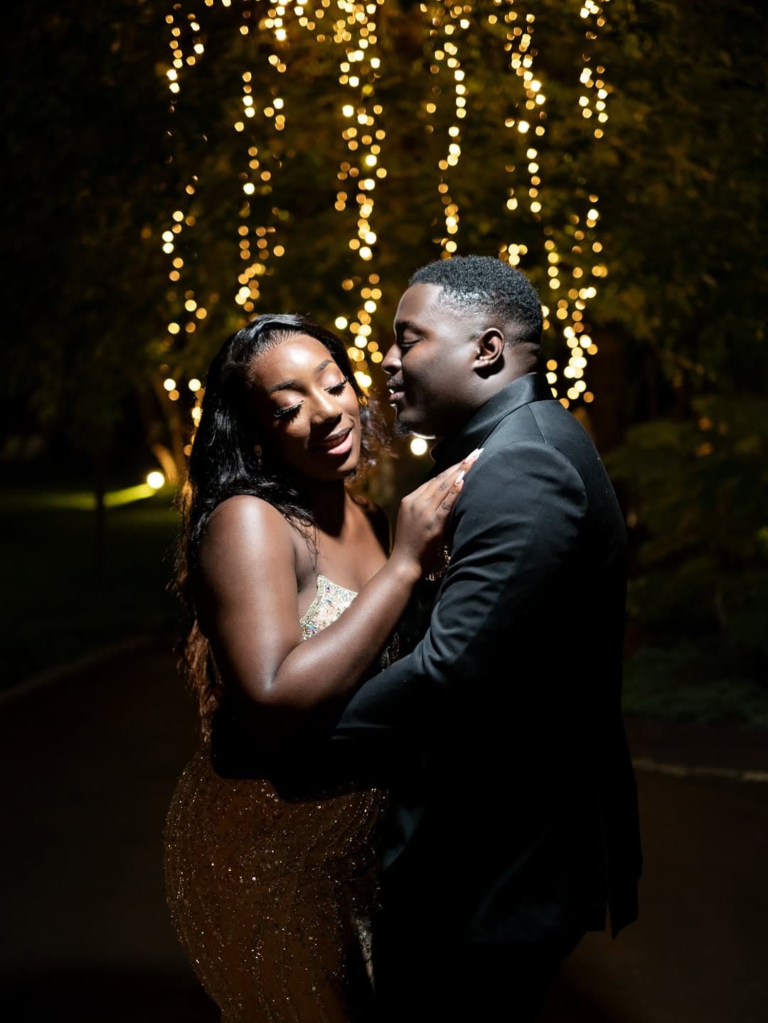 Doriane et Geordy sous les guirlandes lumineuses