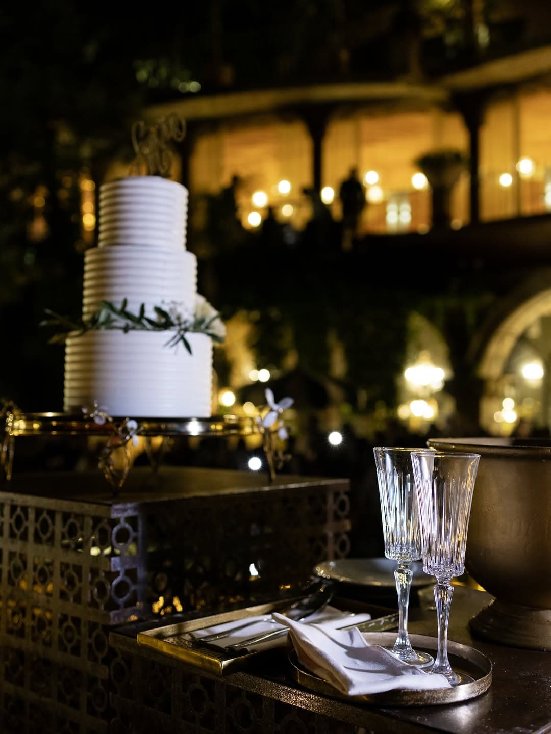 Wedding cake dans les jardins illuminés
