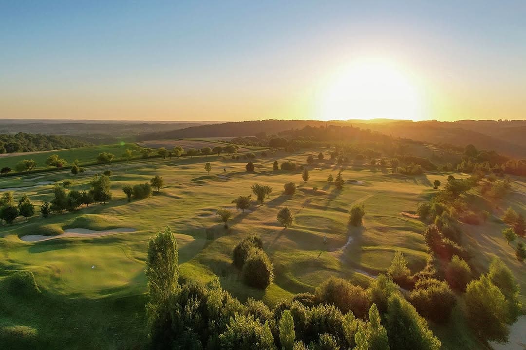 Les collines du domaine d’Essendiéras au soleil couchant