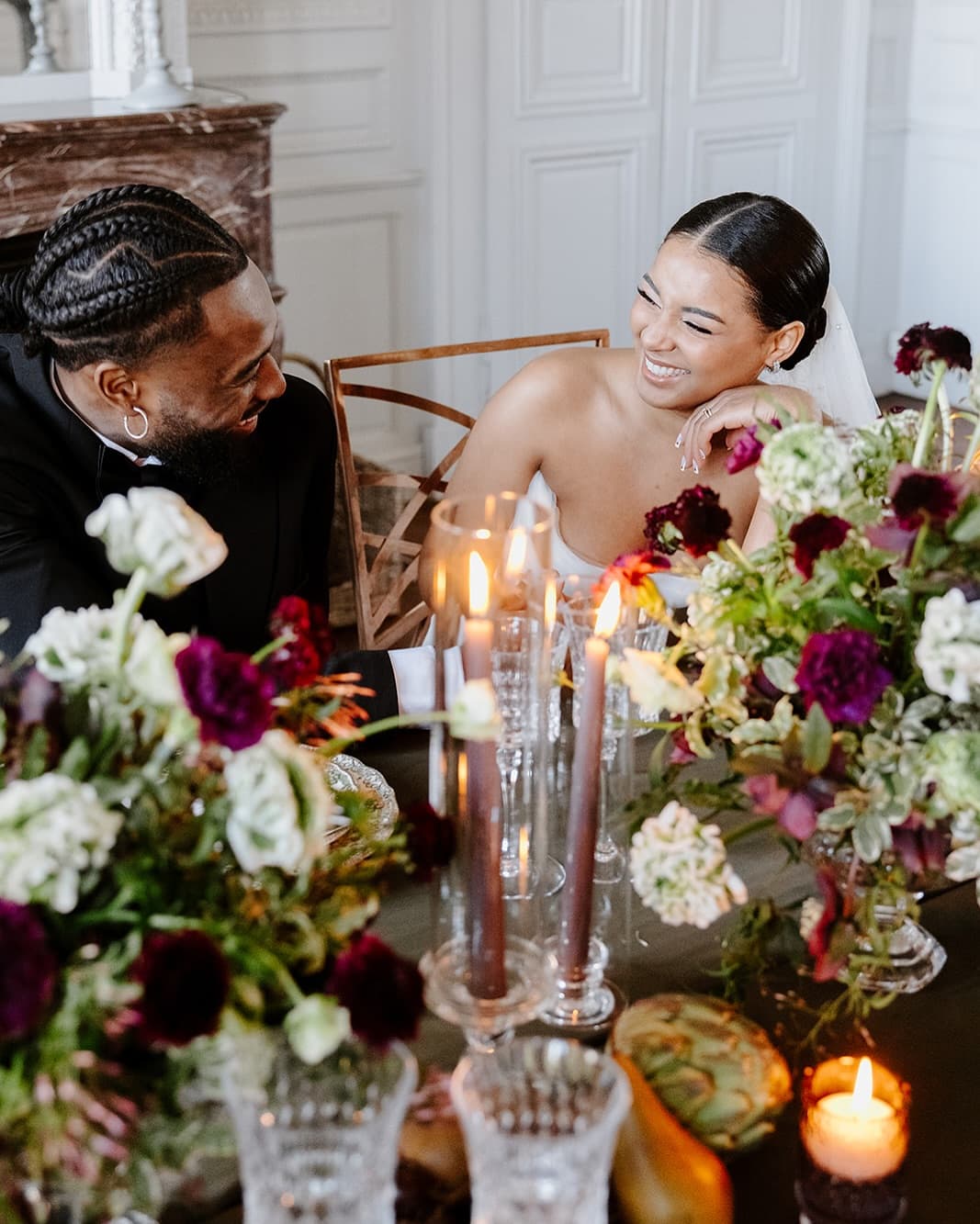 Dîner aux chandelles, fleurs flamboyantes